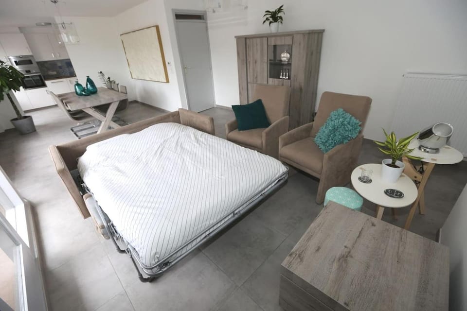 Bed, Landmark view, Street view