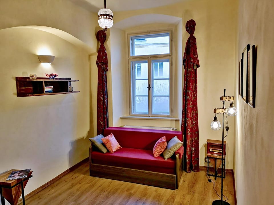 Bed, Seating area