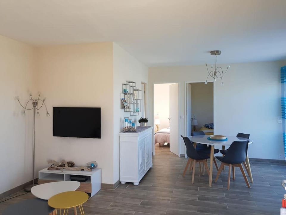 Communal lounge/ TV room, Dining area