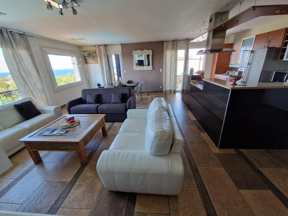 Kitchen or kitchenette, Living room, Seating area