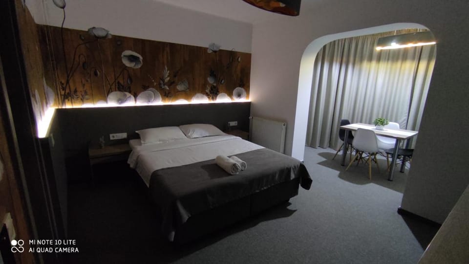 Photo of the whole room, Decorative detail
