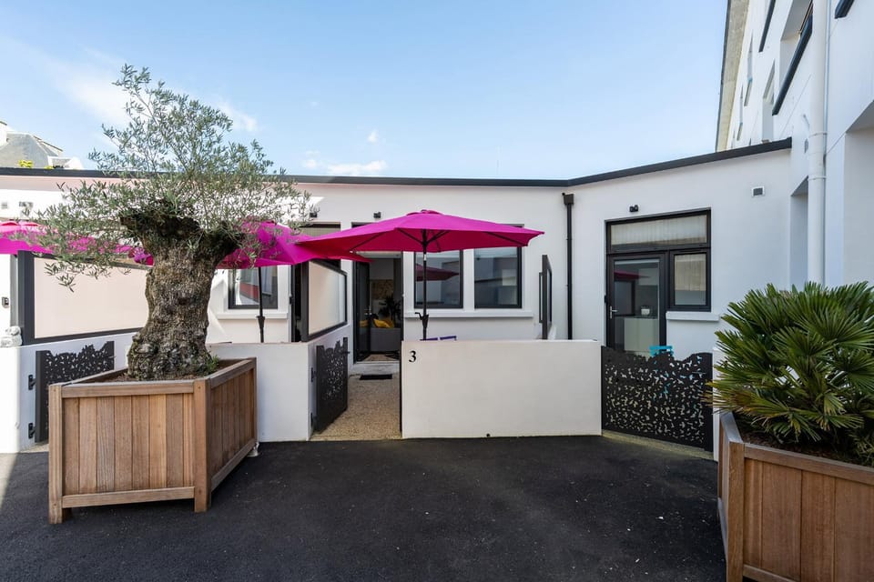 Property building, Patio, Day, Balcony/Terrace, Inner courtyard view