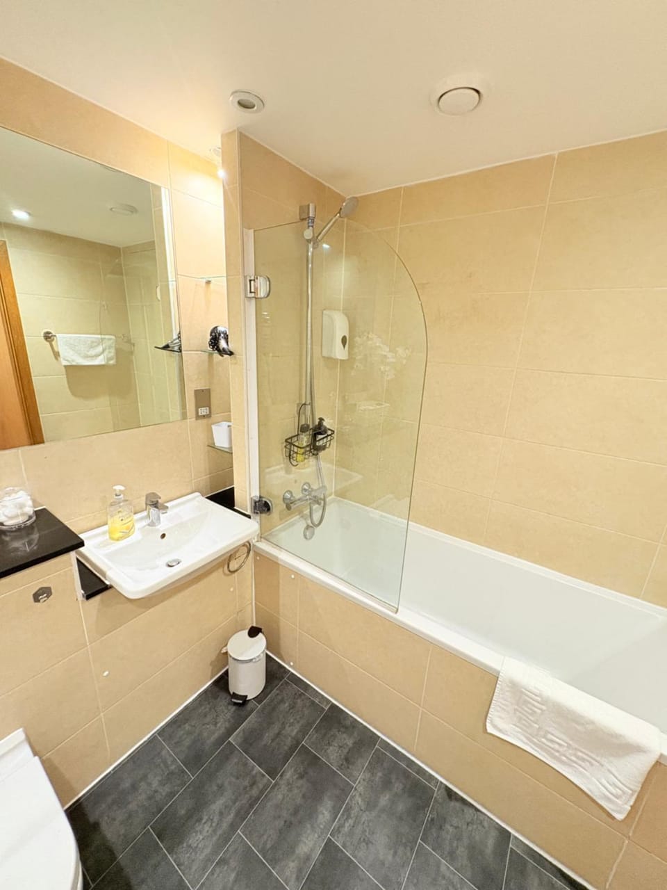 Modern 2 Bed 2 Bath Apartment Hyde Park Apartment in City of Westminster