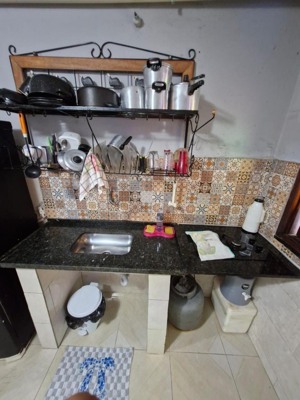 Kitchen or kitchenette, minibar, stove