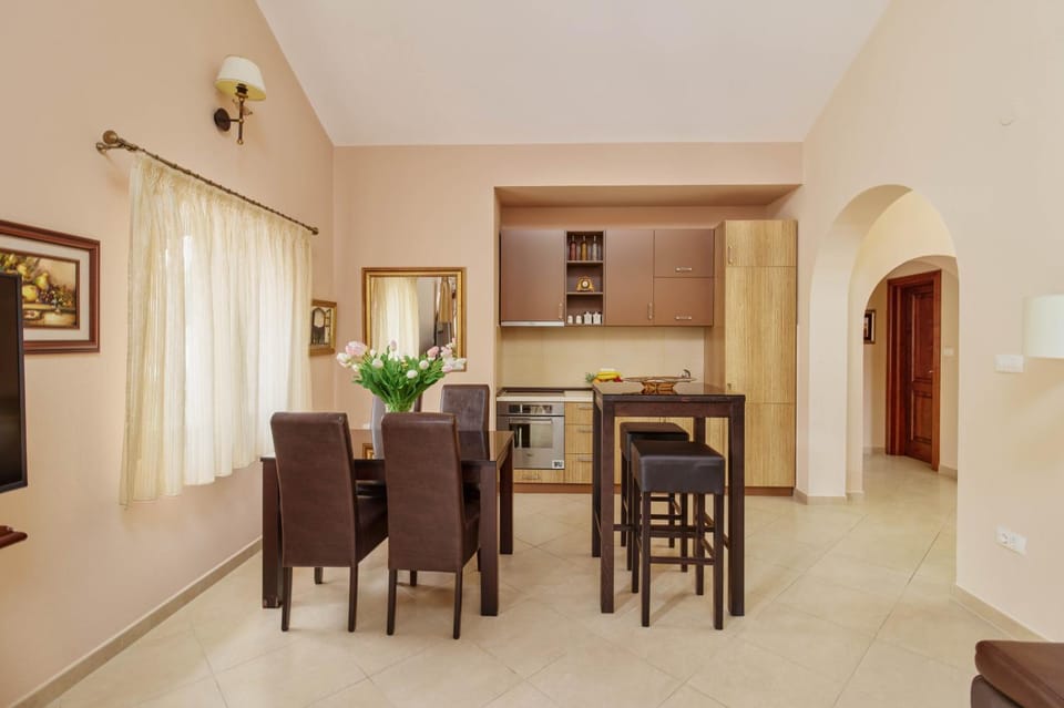 Kitchen or kitchenette, Dining area, pet friendly, stove