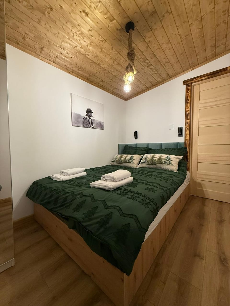 Photo of the whole room, Bedroom