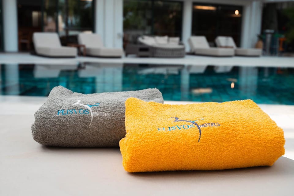 Pool view, Swimming pool, sunbed