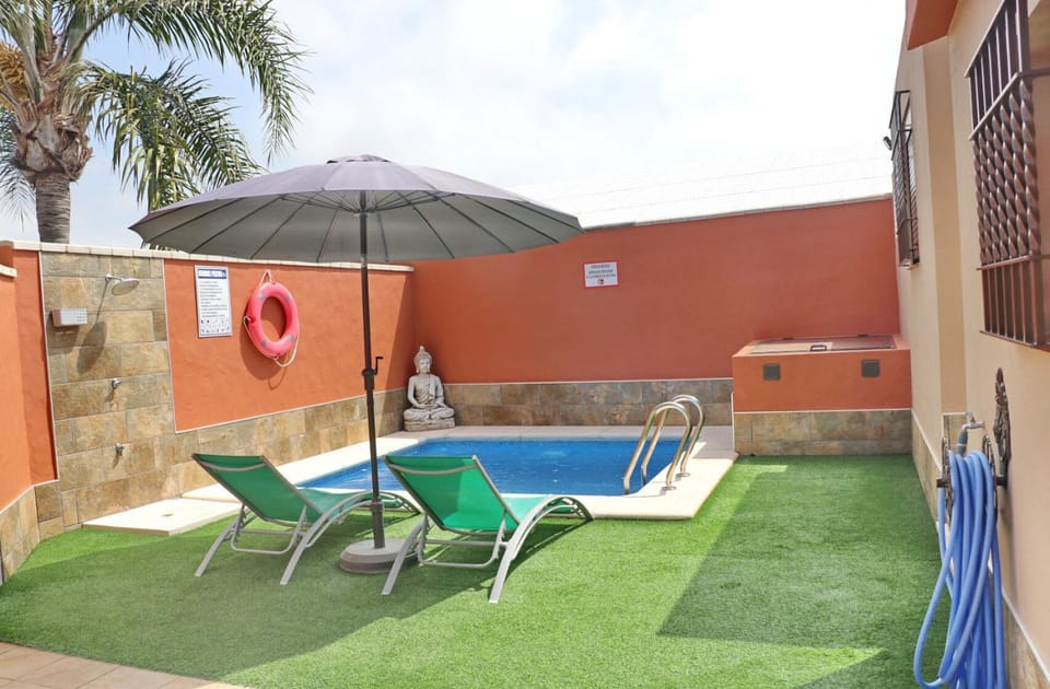 Off site, Garden, Swimming pool, sunbed
