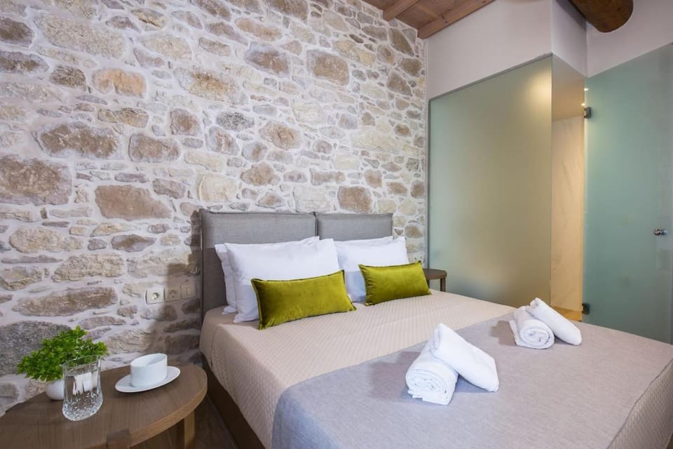 Shower, Bed, Photo of the whole room, Bedroom