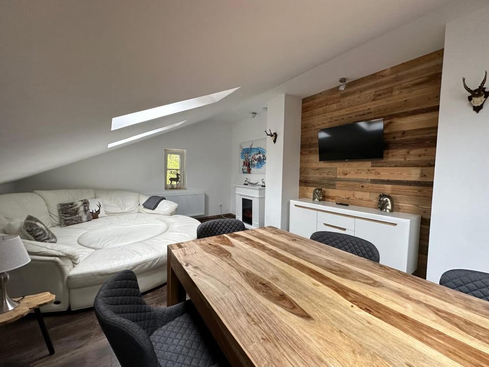 TV and multimedia, Living room, Seating area, Dining area, Evening entertainment