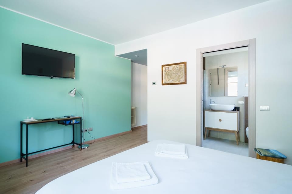 Bed, TV and multimedia, Photo of the whole room, Bedroom