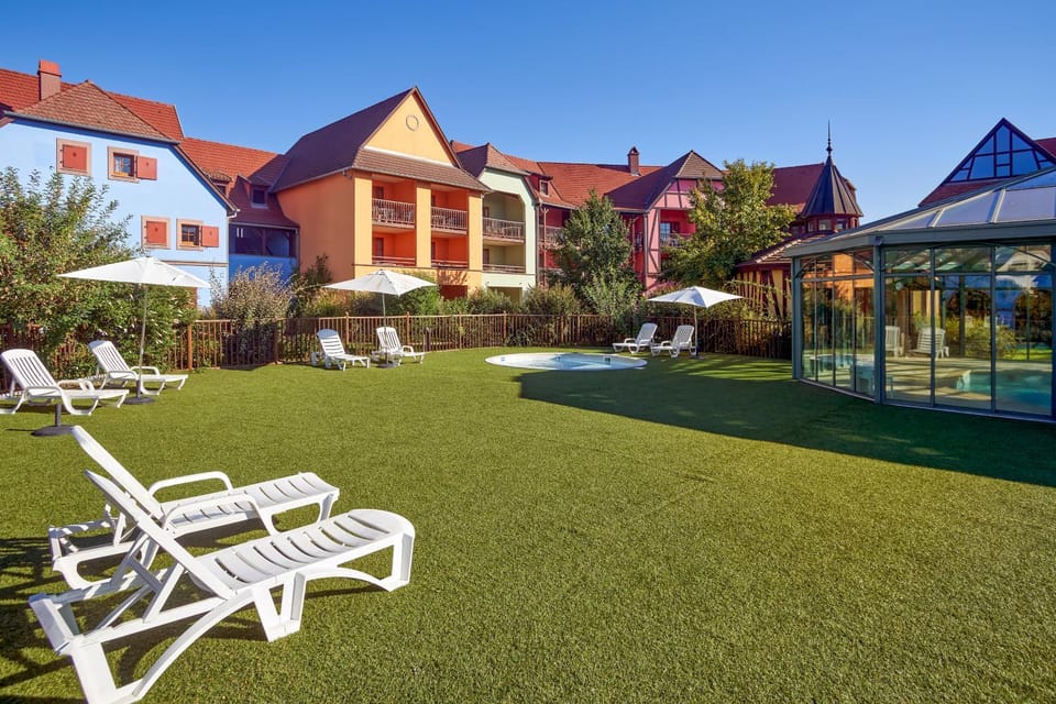 Property building, Spring, Day, Natural landscape, Garden, Garden view, Pool view, Swimming pool, sunbed