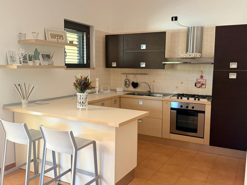 Kitchen or kitchenette, Dining area, dishwasher, oven