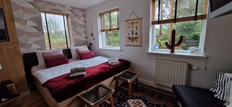 Bed, Bedroom, Garden view