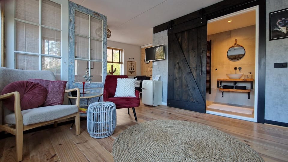 Bathroom, TV and multimedia, Living room, Seating area