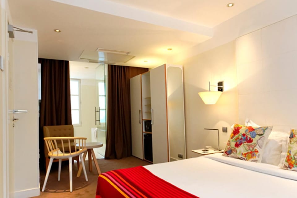 Summer, Photo of the whole room, Bedroom