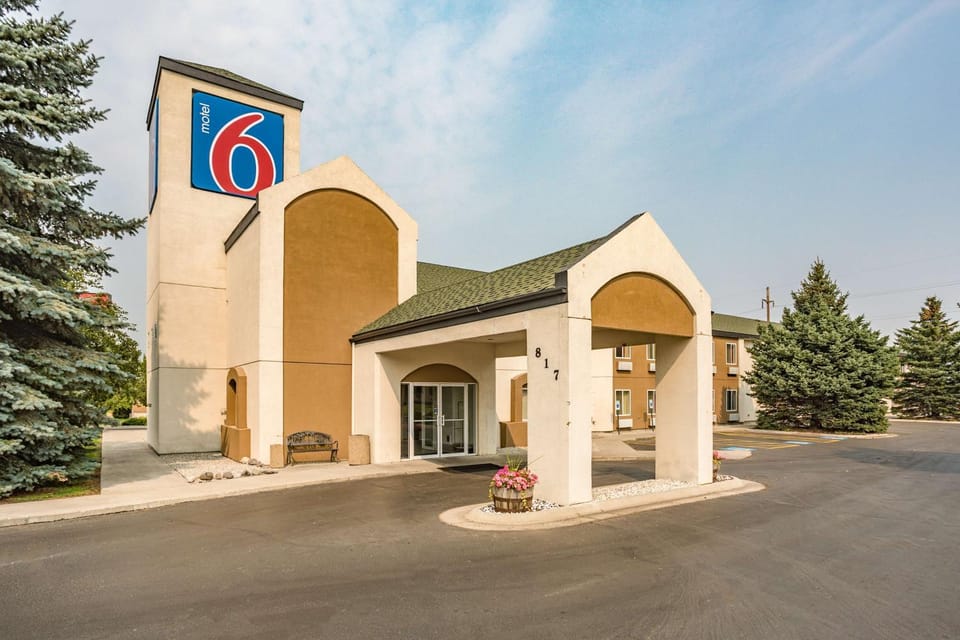 Property building, Facade/entrance, Day, Property logo or sign, Logo/Certificate/Sign, On site, Time of day