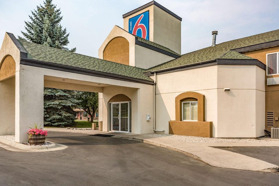 Property building, Facade/entrance, Day, Property logo or sign, Logo/Certificate/Sign, On site, Time of day