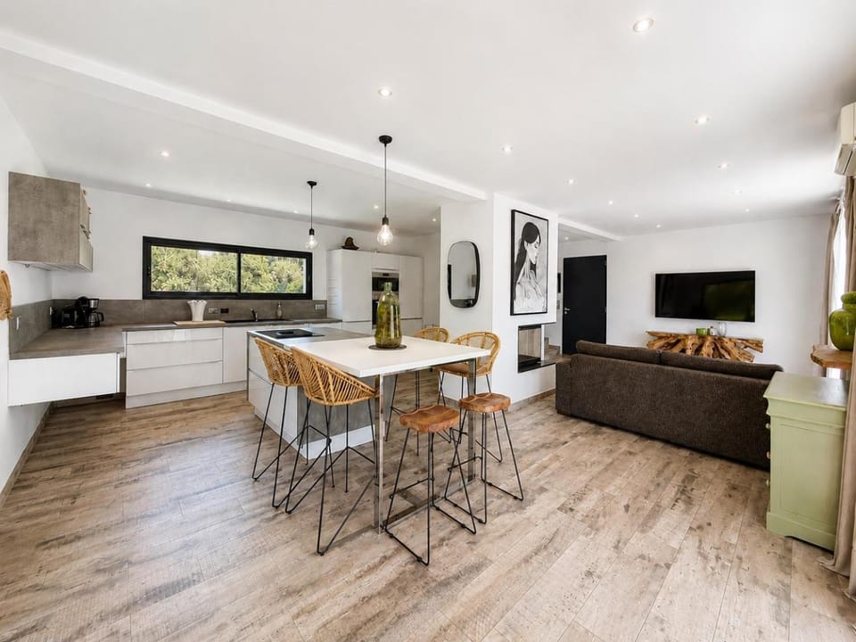 TV and multimedia, Kitchen or kitchenette, Living room, Dining area, stove