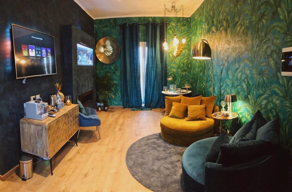 TV and multimedia, Living room, Lounge or bar, Seating area, Evening entertainment