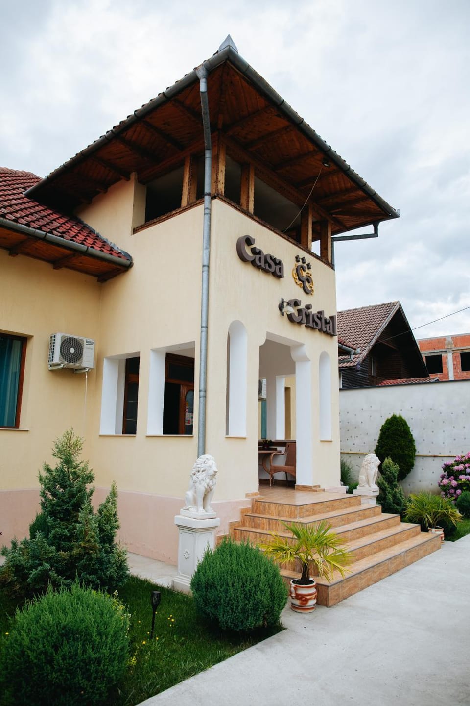 Property building, Facade/entrance, Garden