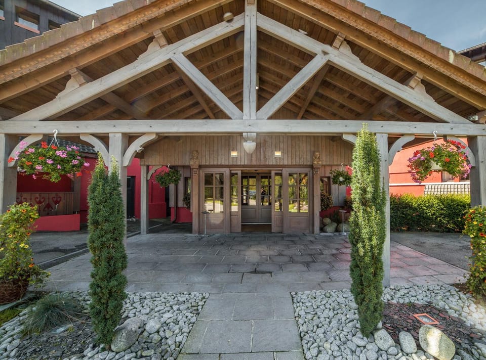 Property building, Facade/entrance, Garden