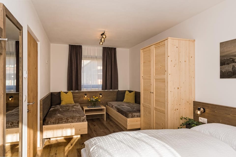 Bed, Photo of the whole room, Bedroom, Family