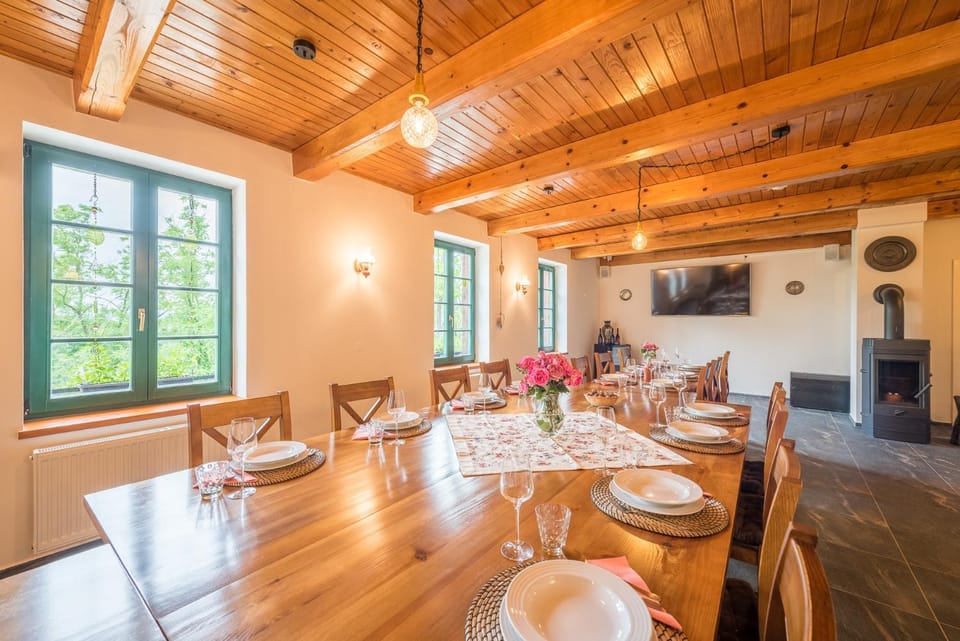 Property building, Restaurant/places to eat, Dining area