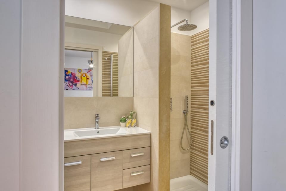 Shower, heating, towels