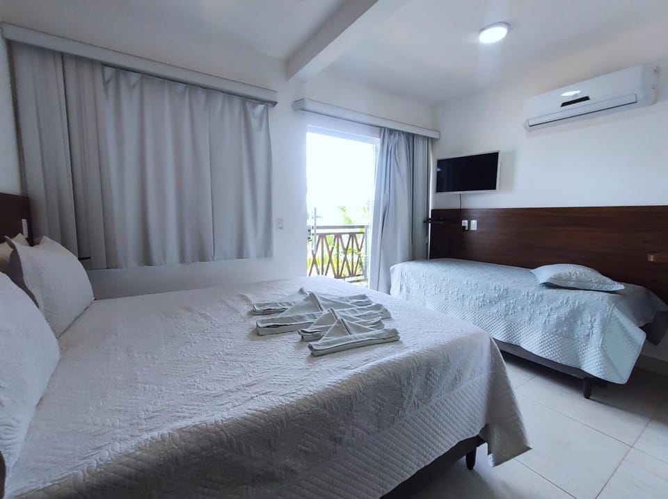 Bed, TV and multimedia, Photo of the whole room, Bedroom, towels, air conditioner