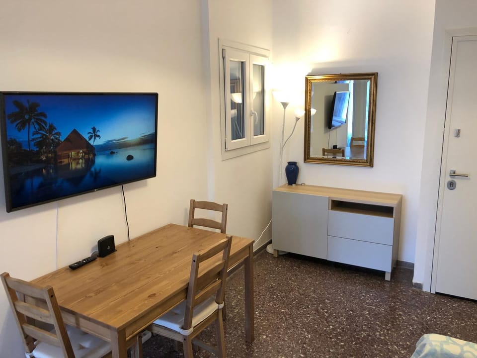 Communal lounge/ TV room, TV and multimedia, Living room, Seating area, Dining area