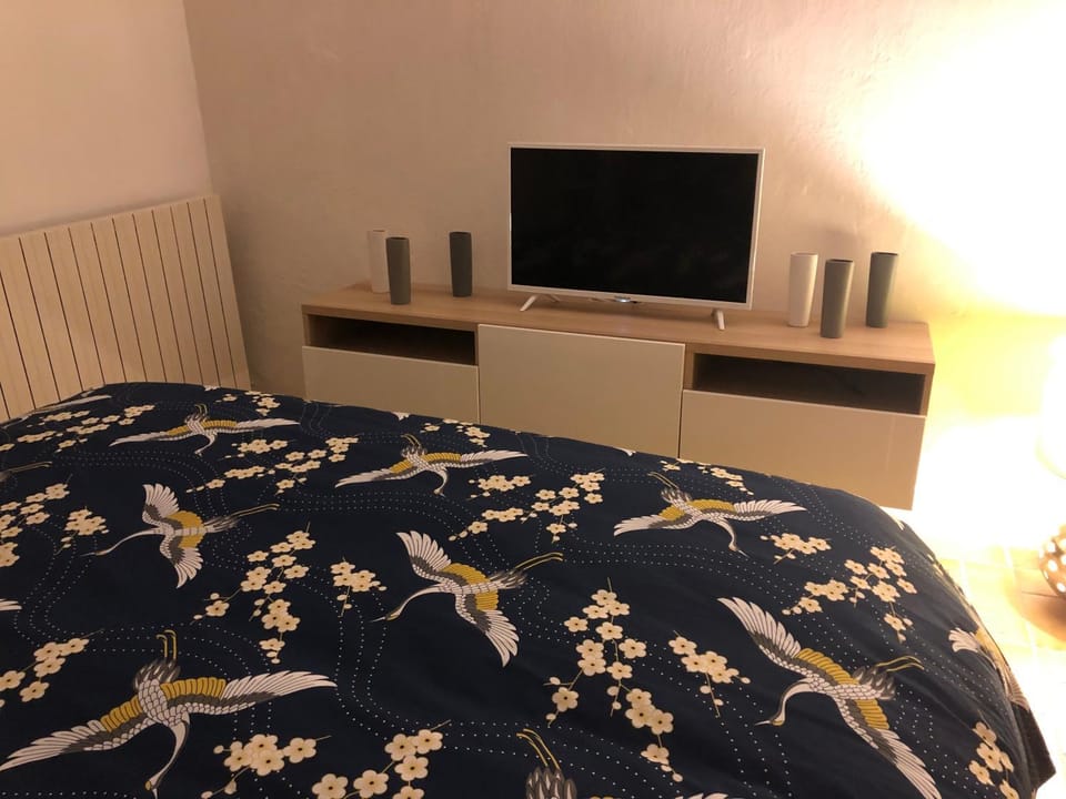 Bed, TV and multimedia, Bedroom
