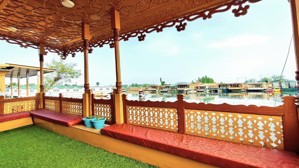 Facade/entrance, Balcony/Terrace, Seating area, Lake view
