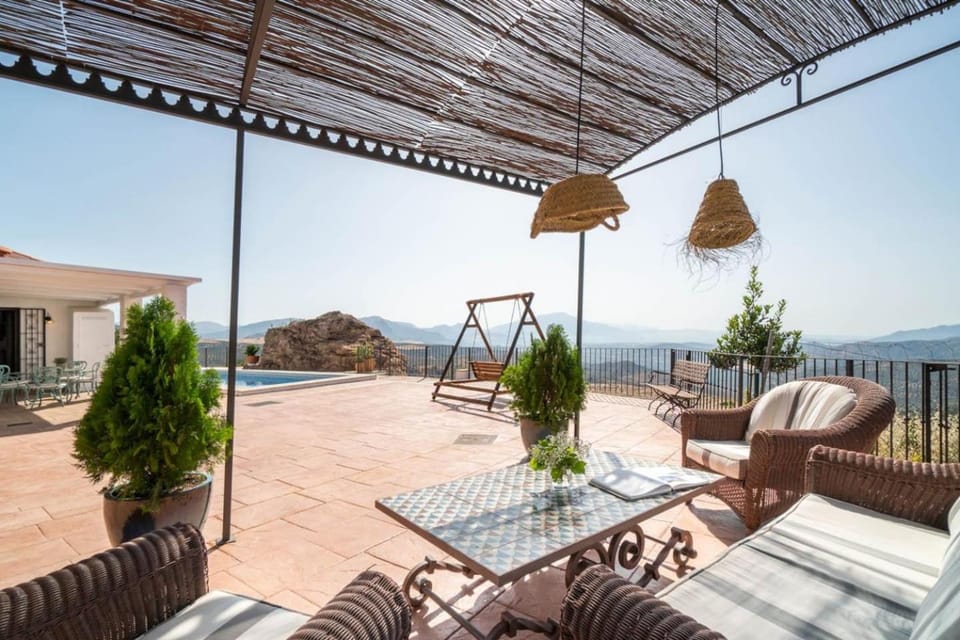 Villa with views and private pool near Malaga. Villa in Axarquía