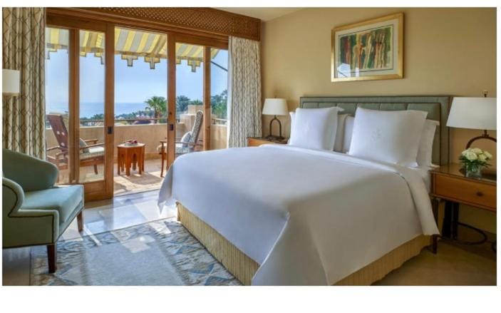 Photo of the whole room, Sea view