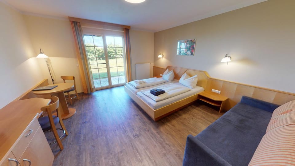 Bed, TV and multimedia, Photo of the whole room, Seating area, Bedroom