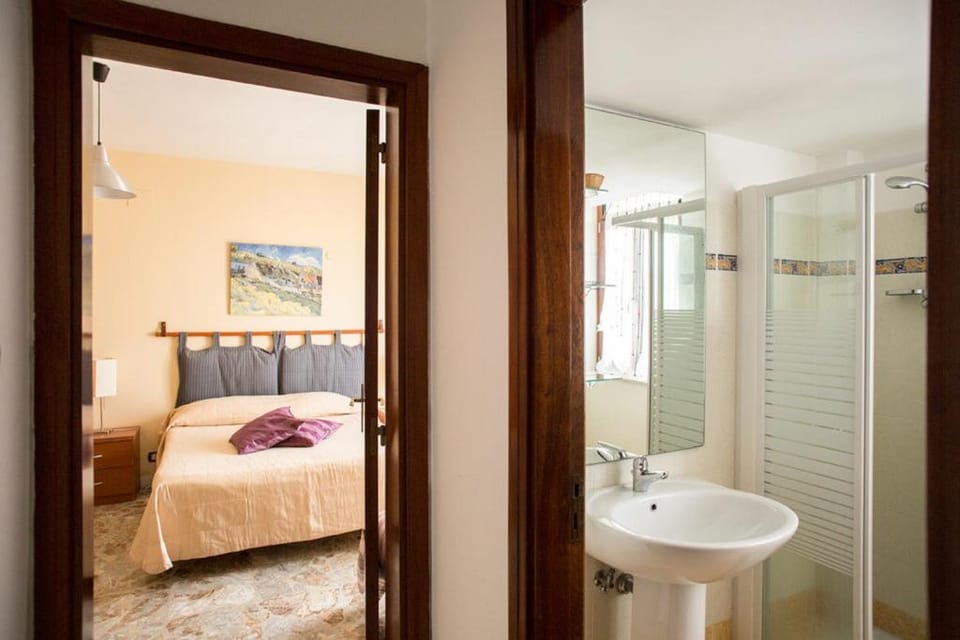 Shower, Bed, Bathroom, Bedroom, Bath, towels