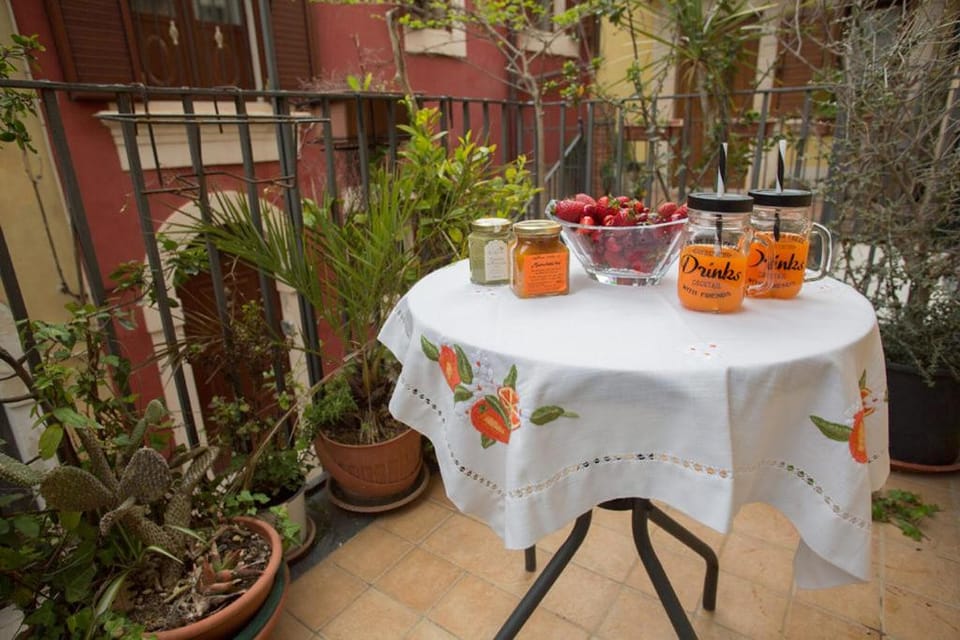 Patio, Day, View (from property/room), Balcony/Terrace, Food and drinks, Food, Garden view, Drinks