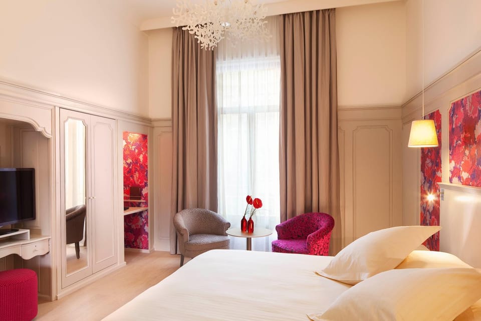 TV and multimedia, Photo of the whole room, Seating area