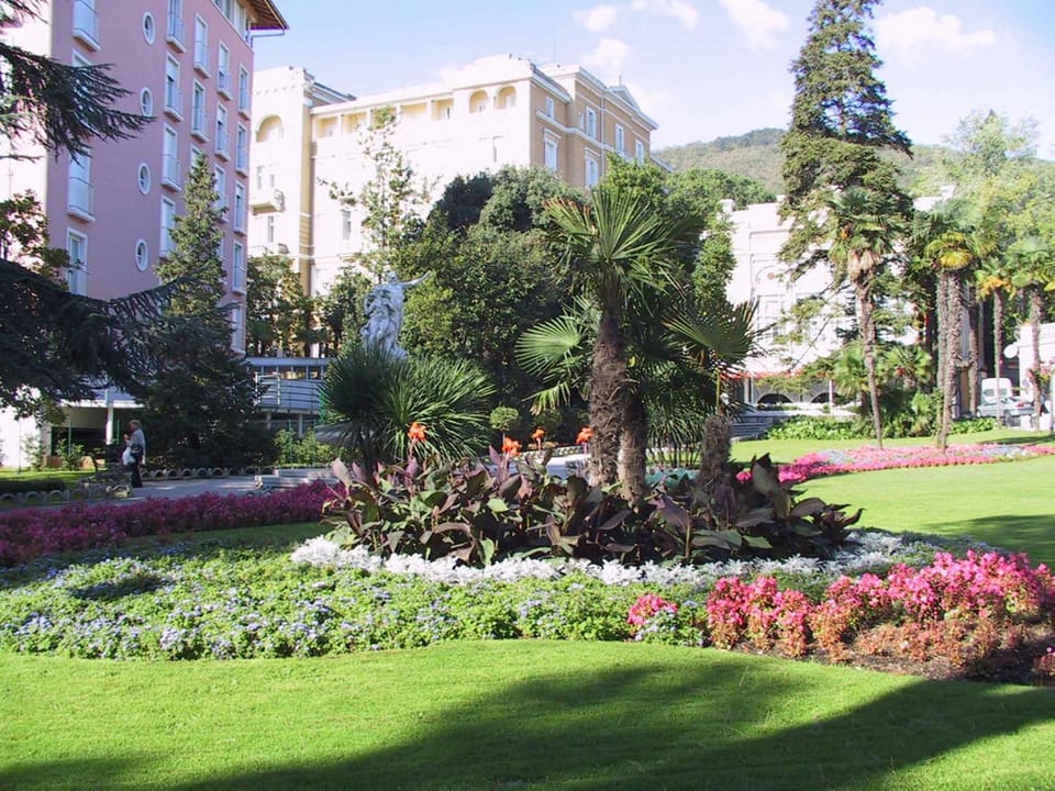 Nearby landmark, Summer