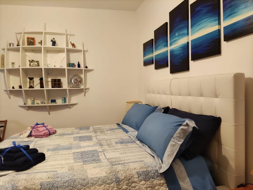 Photo of the whole room, Bedroom, towels