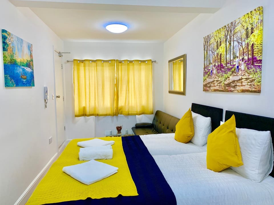 Bed, Bedroom, towels