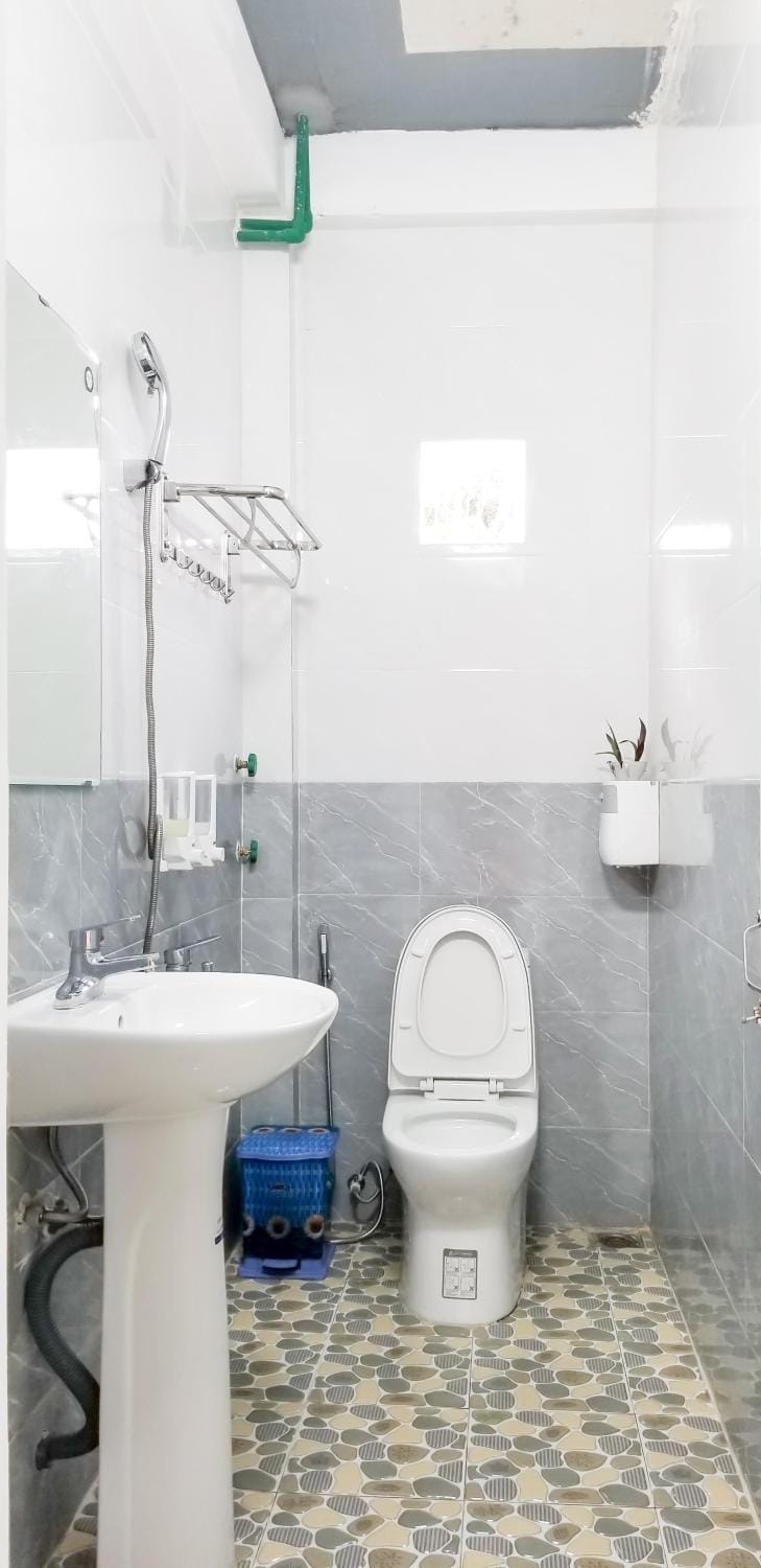 Shower, Toilet