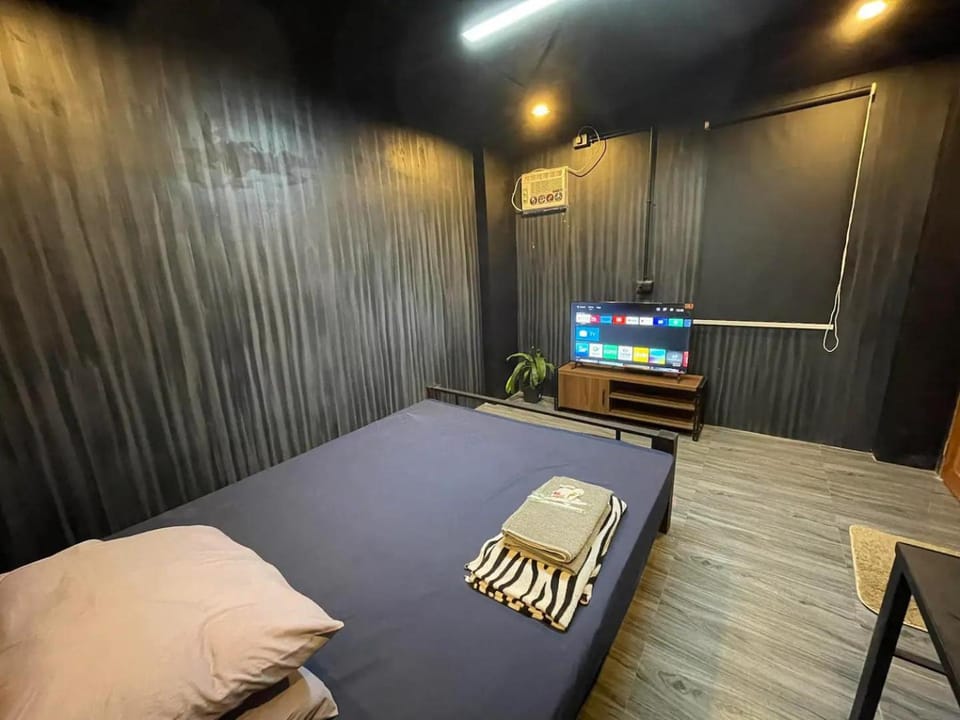 Bed, TV and multimedia, Photo of the whole room, Bedroom