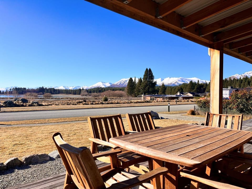 Patio, Dining area, Lake view, Mountain view, Location