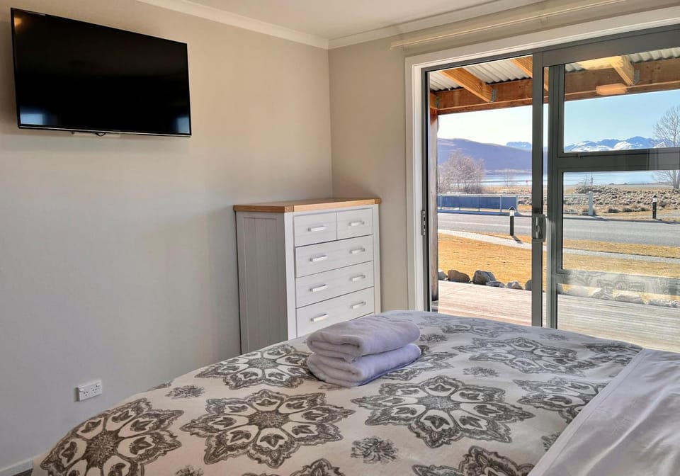 TV and multimedia, Bedroom, Lake view