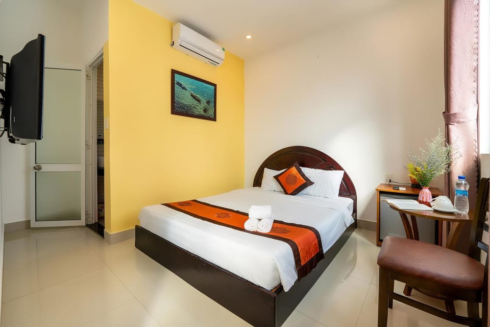 Bed, Photo of the whole room, Bedroom, air conditioner