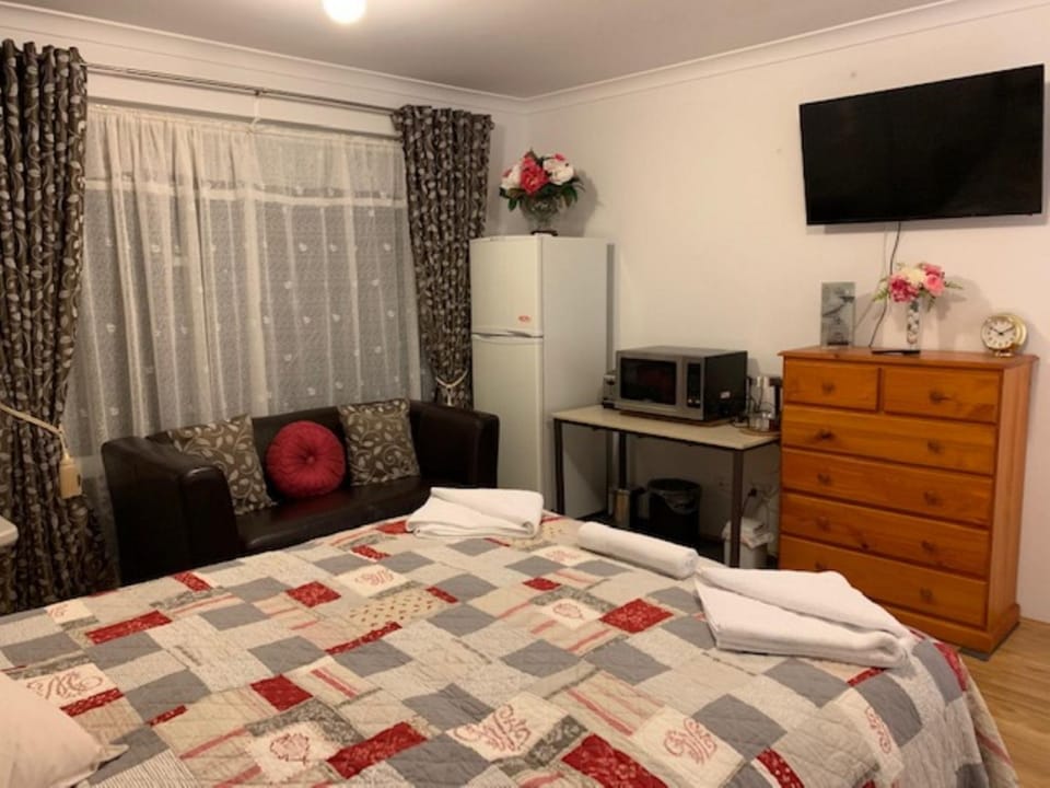 Bed, TV and multimedia, Photo of the whole room, Bedroom