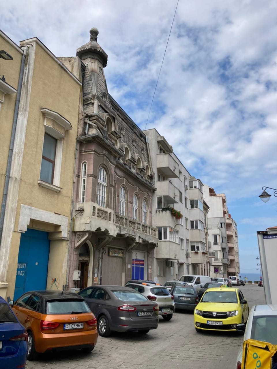 Property building, Day, Neighbourhood, Street view, Location, Parking