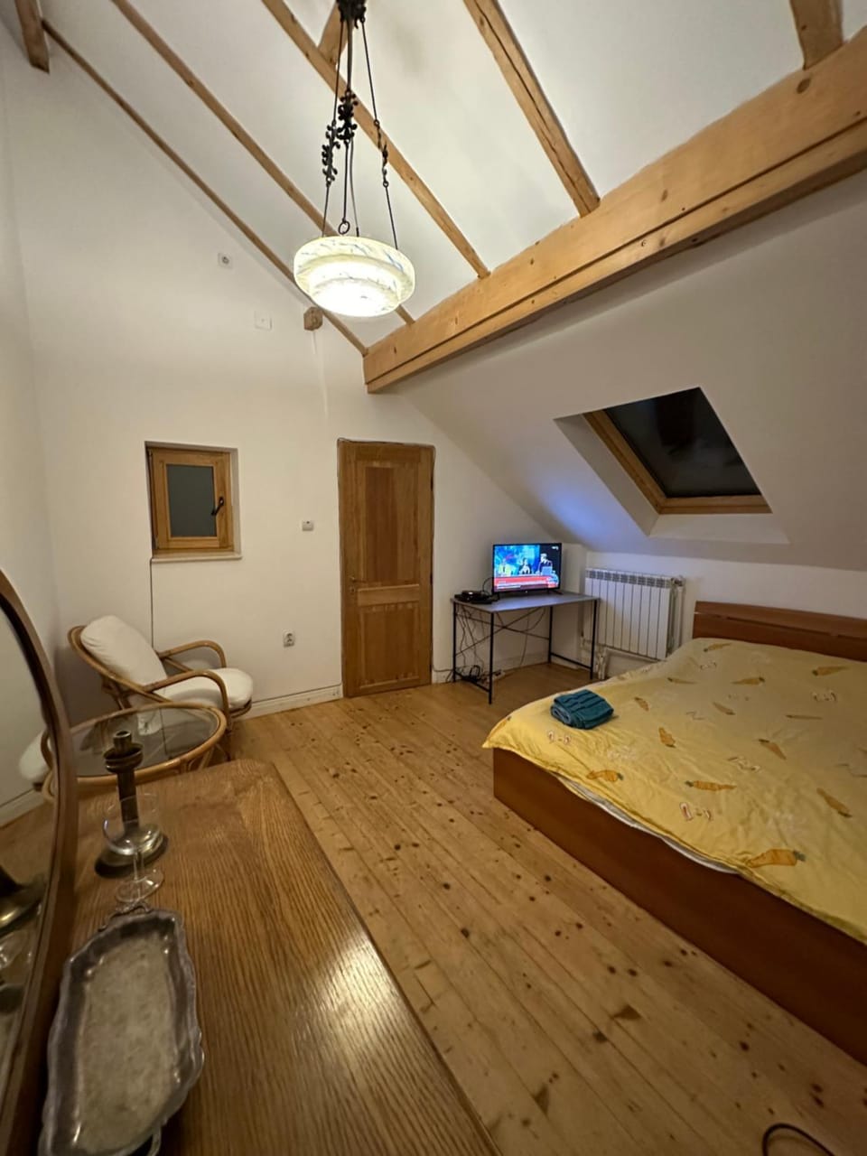 Bed, TV and multimedia, Photo of the whole room, Seating area, Bedroom